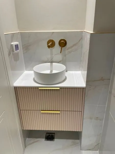 ארונות אמבטיה עומדים