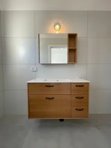 ארון אמבטיה בצבע חום עם ארון מעל הכיור חצי פתוח חצי מראה