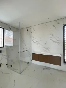 ארון אמבטיה בצבע חום כהה עם כיור לבן קירות בסגנון שיש לבן