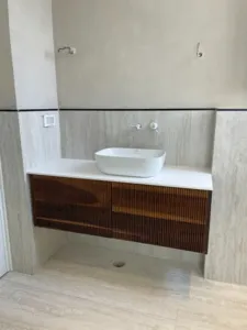 ארון אמבטיה בצבע חום וינטג" עם קיר בצבע שיש אפור