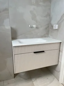ארון אמבטיה ורוד בייבי עם ידית שחורה וכיור לבן