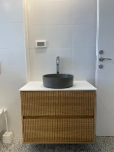 ארון אמבטיה עם כיור שחור מט מדפים חומים בצבע עץ ושיש בדמוי עץ לבן