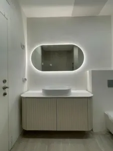 ארון אמבטיה נחולק לשתיים עם כיור פשוט באמצע הארון