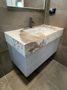 ארון אמבטיה בצורה לבן שייש מעוצב ומראה