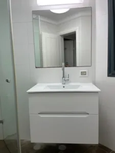 ארון אמבטיה לבן עם ידיות פנימיות ומראה מרובעת