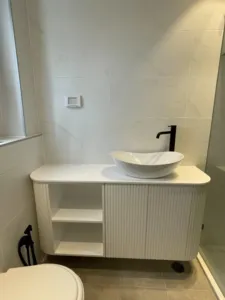 ארון אמבטיה לבן עם מדפים פתוחים ריקים