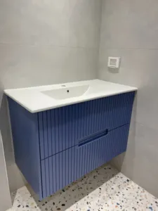 ארון אמבטיה בצבע כחול