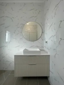 ארון אמבטיה בצבע בהיר שתואם לשאר האמבטיה