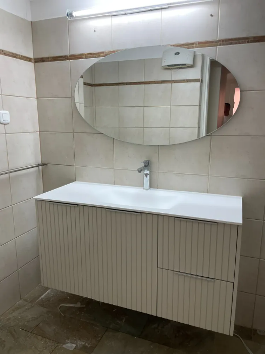 ארון אמבטיה עם מראה בצורת אליפסה עם אור לבן