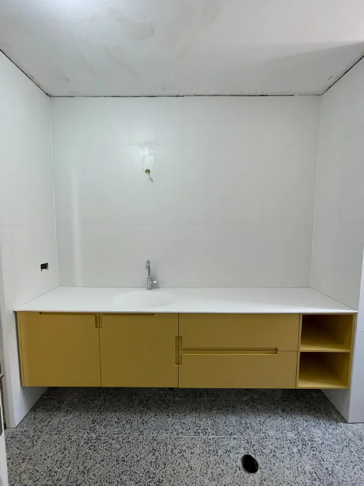 ארון אמבטיה בצבע צהוב וקיר לבן