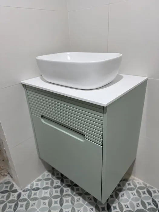 ארון אמבטיה קטן עם כיור מעל בצבע כחול